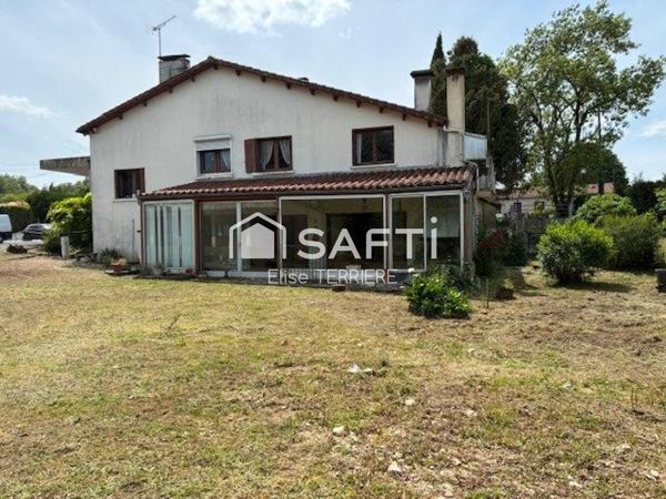 Maison 6 pièces avec jardin, étang de 2138m2, garage et 2 box