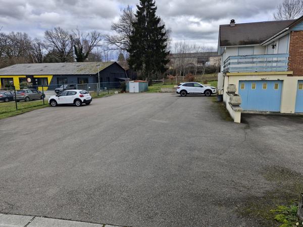 Local Commercial
        
        - 85 m²