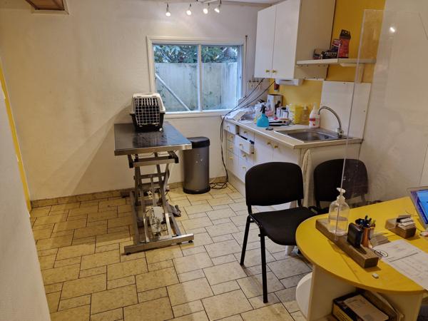 Local Commercial
        
        - 85 m²