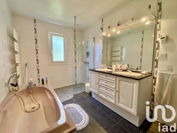 Maison traditionnelle 6 pièces de 196 m² à Antigny (85120)