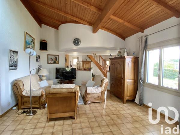 Maison traditionnelle 6 pièces de 196 m² à Antigny (85120)