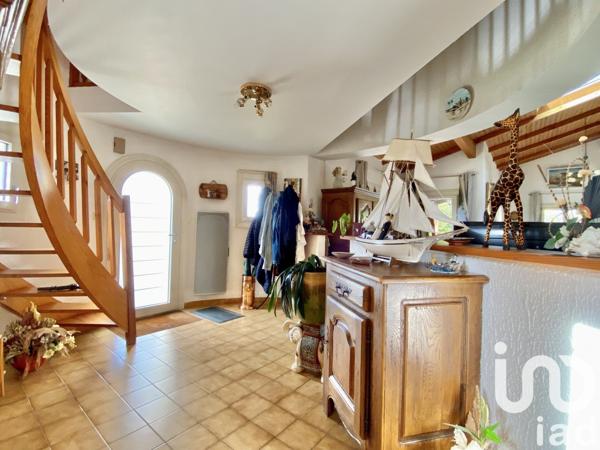 Maison traditionnelle 6 pièces de 196 m² à Antigny (85120)