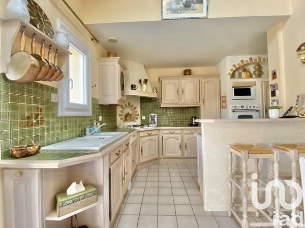 Maison traditionnelle 6 pièces de 196 m² à Antigny (85120)