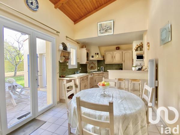 Maison traditionnelle 6 pièces de 196 m² à Antigny (85120)