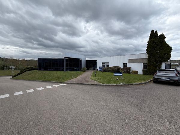 Local Commercial
         5 pièces
        - 2883 m²