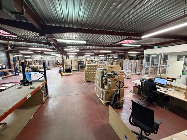 Local Commercial
         5 pièces
        - 2883 m²