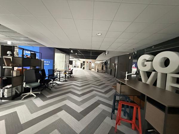 Local Commercial
         5 pièces
        - 2883 m²