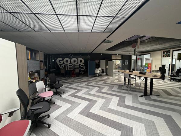 Local Commercial
         5 pièces
        - 2883 m²