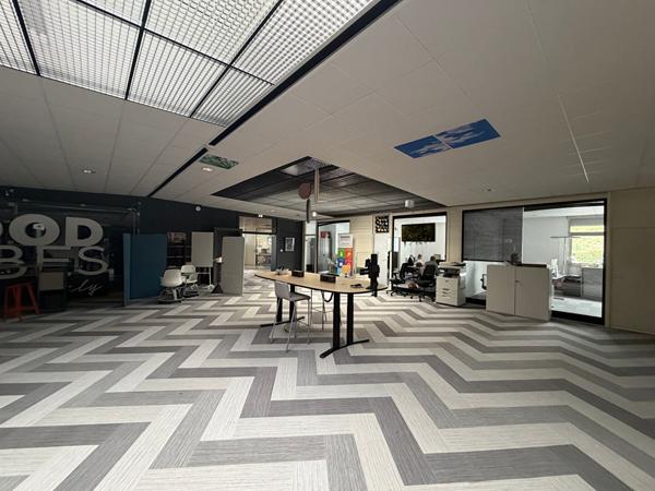 Local Commercial
         5 pièces
        - 2883 m²