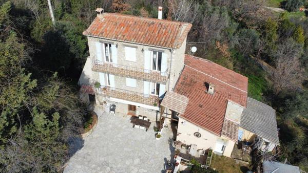 Maison provençale au milieu des oliviers
