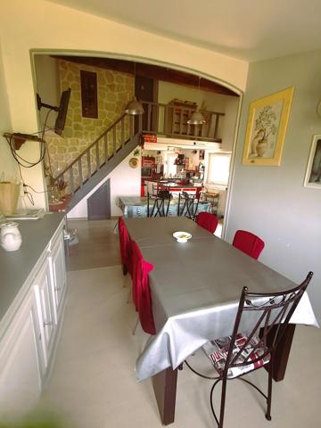 Maison provençale au milieu des oliviers