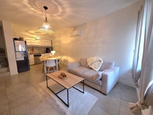 Maison de village de 64 m2 entièrement rénovée, 3 chambres et garage.