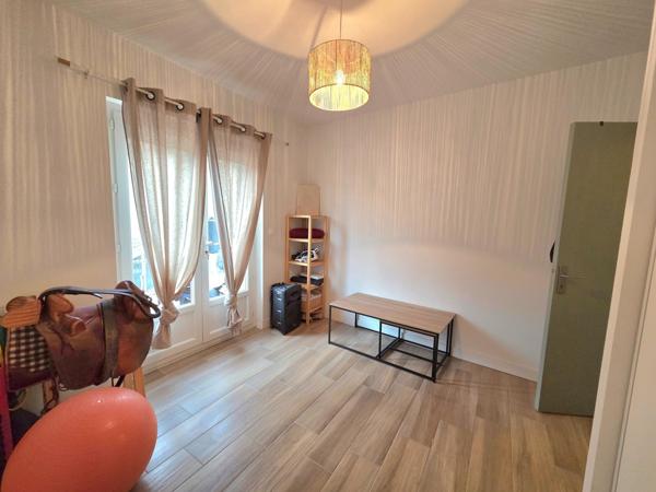 Maison de village de 64 m2 entièrement rénovée, 3 chambres et garage.