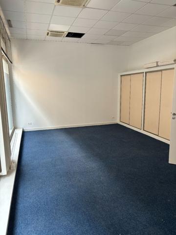 Bureau
         1 pièce
        - 50 m²