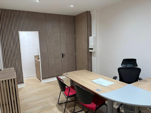 Bureau
         1 pièce
        - 50 m²