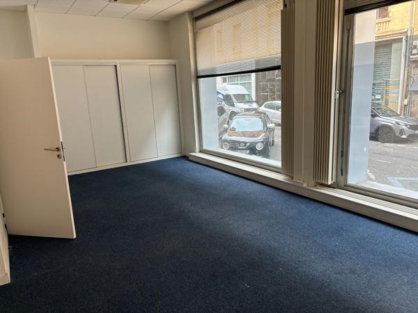 Bureau
         1 pièce
        - 50 m²