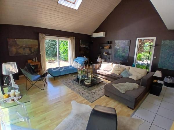 Venez découvrir votre maison, qui vous offre un grand confort de vie avec son exterieur extremement plaisant, avec son superbe terrain paysagé, se réveiller dans un écrin de verdure, prendre le petit déjeuner sur votre terrasse face a un environnement apaisant, sur une parcelle de 1258m2 clos.
Imaginez vous.....cette maison qui vous propose: une entrée avec un placard, dotés de très beaux volumes, une très belle pièce vie de 65m2 baigné de lumière avec une cuisine intégrée ouverte sur séjour-salon et deux accès sur terrasse et jardin ( store électrique ) + cellier,
une chambre parentale avec salle d'eau, un cabinet de toilette,  une salle d'eau,  un espace buanderie et  un grand studio récent de 35m2 meublé avec une entrée indépendante, comprenant une cuisine équipée, une chambre avec salle d'eau, buanderie, placard et une véranda sur un balcon et sa vue plaisante sur jardin (voir photo).
A l'étage, vous trouvez une grande mezzanine avec vide sur pièce de vie, trois chambres (chaque chambre ayant un split mural avec clim+ volets exterieurs motorisés), une salle de bains avec une baignoire et 2 vasques, un cabinet de toilette.
Votre maison vous propose un chauffage basse consommation en aérothermie + clim réversible de 2022 air-air, un poele au bois, une couverture de 2015+ chaineau+ grande isolation sous toiture, une charpente traditionnelle, un kit panneaux solaire de 2021, véranda de 2020, une grande cave, une piscine chauffante de 8x4 avec dome, un portail d'entrée motorisé, une alarme.
Une maison spacieuse et bien agencé avec des prestations de qualité, pour vous apporter un réel confort au quotidien!
Et si vous faisiez le choix de la qualité de vie?
Les honoraires sont inclus charge vendeur.
Renseignements et rendez vous du lundi au samedi de 8h à 20 h