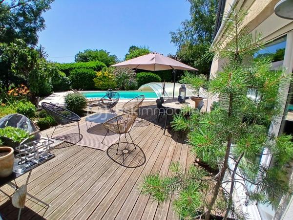 Venez découvrir votre maison, qui vous offre un grand confort de vie avec son exterieur extremement plaisant, avec son superbe terrain paysagé, se réveiller dans un écrin de verdure, prendre le petit déjeuner sur votre terrasse face a un environnement apaisant, sur une parcelle de 1258m2 clos.
Imaginez vous.....cette maison qui vous propose: une entrée avec un placard, dotés de très beaux volumes, une très belle pièce vie de 65m2 baigné de lumière avec une cuisine intégrée ouverte sur séjour-salon et deux accès sur terrasse et jardin ( store électrique ) + cellier,
une chambre parentale avec salle d'eau, un cabinet de toilette,  une salle d'eau,  un espace buanderie et  un grand studio récent de 35m2 meublé avec une entrée indépendante, comprenant une cuisine équipée, une chambre avec salle d'eau, buanderie, placard et une véranda sur un balcon et sa vue plaisante sur jardin (voir photo).
A l'étage, vous trouvez une grande mezzanine avec vide sur pièce de vie, trois chambres (chaque chambre ayant un split mural avec clim+ volets exterieurs motorisés), une salle de bains avec une baignoire et 2 vasques, un cabinet de toilette.
Votre maison vous propose un chauffage basse consommation en aérothermie + clim réversible de 2022 air-air, un poele au bois, une couverture de 2015+ chaineau+ grande isolation sous toiture, une charpente traditionnelle, un kit panneaux solaire de 2021, véranda de 2020, une grande cave, une piscine chauffante de 8x4 avec dome, un portail d'entrée motorisé, une alarme.
Une maison spacieuse et bien agencé avec des prestations de qualité, pour vous apporter un réel confort au quotidien!
Et si vous faisiez le choix de la qualité de vie?
Les honoraires sont inclus charge vendeur.
Renseignements et rendez vous du lundi au samedi de 8h à 20 h