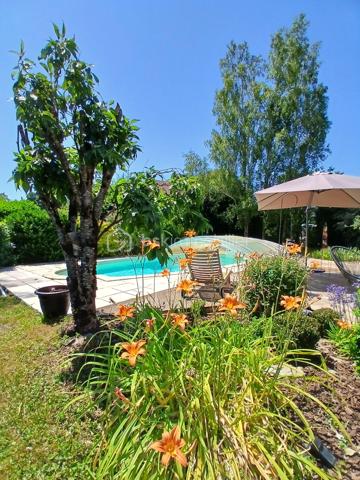 Venez découvrir votre maison, qui vous offre un grand confort de vie avec son exterieur extremement plaisant, avec son superbe terrain paysagé, se réveiller dans un écrin de verdure, prendre le petit déjeuner sur votre terrasse face a un environnement apaisant, sur une parcelle de 1258m2 clos.
Imaginez vous.....cette maison qui vous propose: une entrée avec un placard, dotés de très beaux volumes, une très belle pièce vie de 65m2 baigné de lumière avec une cuisine intégrée ouverte sur séjour-salon et deux accès sur terrasse et jardin ( store électrique ) + cellier,
une chambre parentale avec salle d'eau, un cabinet de toilette,  une salle d'eau,  un espace buanderie et  un grand studio récent de 35m2 meublé avec une entrée indépendante, comprenant une cuisine équipée, une chambre avec salle d'eau, buanderie, placard et une véranda sur un balcon et sa vue plaisante sur jardin (voir photo).
A l'étage, vous trouvez une grande mezzanine avec vide sur pièce de vie, trois chambres (chaque chambre ayant un split mural avec clim+ volets exterieurs motorisés), une salle de bains avec une baignoire et 2 vasques, un cabinet de toilette.
Votre maison vous propose un chauffage basse consommation en aérothermie + clim réversible de 2022 air-air, un poele au bois, une couverture de 2015+ chaineau+ grande isolation sous toiture, une charpente traditionnelle, un kit panneaux solaire de 2021, véranda de 2020, une grande cave, une piscine chauffante de 8x4 avec dome, un portail d'entrée motorisé, une alarme.
Une maison spacieuse et bien agencé avec des prestations de qualité, pour vous apporter un réel confort au quotidien!
Et si vous faisiez le choix de la qualité de vie?
Les honoraires sont inclus charge vendeur.
Renseignements et rendez vous du lundi au samedi de 8h à 20 h