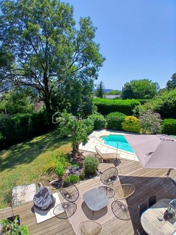 Venez découvrir votre maison, qui vous offre un grand confort de vie avec son exterieur extremement plaisant, avec son superbe terrain paysagé, se réveiller dans un écrin de verdure, prendre le petit déjeuner sur votre terrasse face a un environnement apaisant, sur une parcelle de 1258m2 clos.
Imaginez vous.....cette maison qui vous propose: une entrée avec un placard, dotés de très beaux volumes, une très belle pièce vie de 65m2 baigné de lumière avec une cuisine intégrée ouverte sur séjour-salon et deux accès sur terrasse et jardin ( store électrique ) + cellier,
une chambre parentale avec salle d'eau, un cabinet de toilette,  une salle d'eau,  un espace buanderie et  un grand studio récent de 35m2 meublé avec une entrée indépendante, comprenant une cuisine équipée, une chambre avec salle d'eau, buanderie, placard et une véranda sur un balcon et sa vue plaisante sur jardin (voir photo).
A l'étage, vous trouvez une grande mezzanine avec vide sur pièce de vie, trois chambres (chaque chambre ayant un split mural avec clim+ volets exterieurs motorisés), une salle de bains avec une baignoire et 2 vasques, un cabinet de toilette.
Votre maison vous propose un chauffage basse consommation en aérothermie + clim réversible de 2022 air-air, un poele au bois, une couverture de 2015+ chaineau+ grande isolation sous toiture, une charpente traditionnelle, un kit panneaux solaire de 2021, véranda de 2020, une grande cave, une piscine chauffante de 8x4 avec dome, un portail d'entrée motorisé, une alarme.
Une maison spacieuse et bien agencé avec des prestations de qualité, pour vous apporter un réel confort au quotidien!
Et si vous faisiez le choix de la qualité de vie?
Les honoraires sont inclus charge vendeur.
Renseignements et rendez vous du lundi au samedi de 8h à 20 h