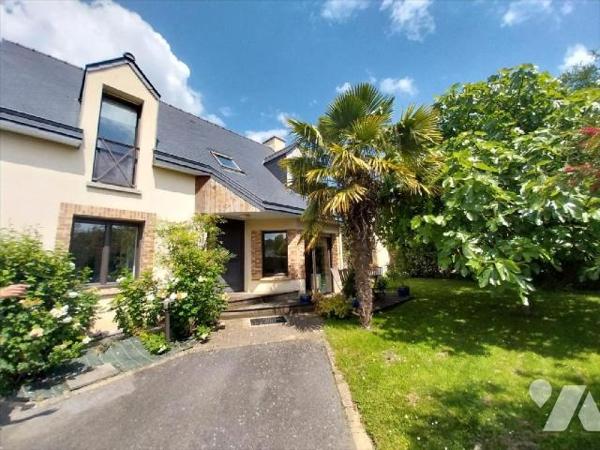 Dans un quartier résidentiel de VITRE, à vendre maison familiale d'une surface de 180 m² habita...