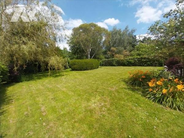 Dans un quartier résidentiel de VITRE, à vendre maison familiale d'une surface de 180 m² habita...