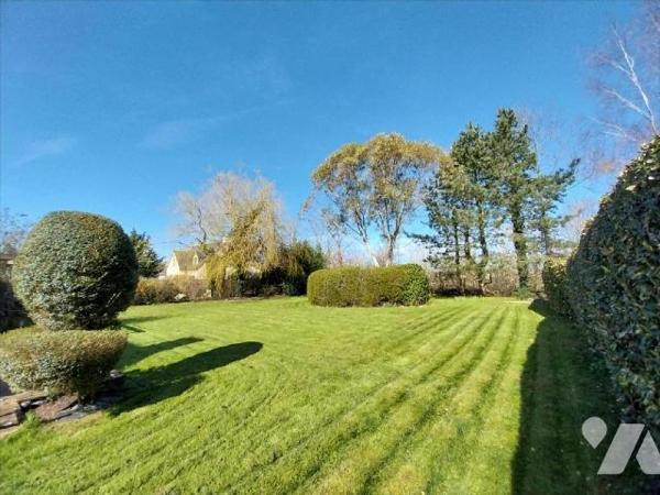 Dans un quartier résidentiel de VITRE, à vendre maison familiale d'une surface de 180 m² habita...