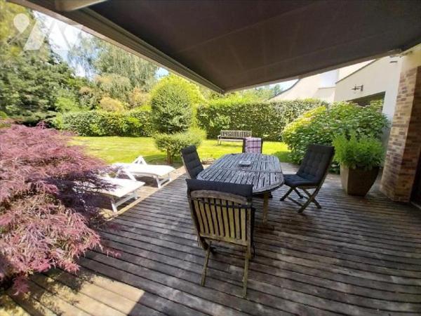 Dans un quartier résidentiel de VITRE, à vendre maison familiale d'une surface de 180 m² habita...