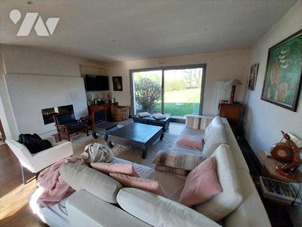 Dans un quartier résidentiel de VITRE, à vendre maison familiale d'une surface de 180 m² habita...