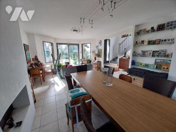 Dans un quartier résidentiel de VITRE, à vendre maison familiale d'une surface de 180 m² habita...