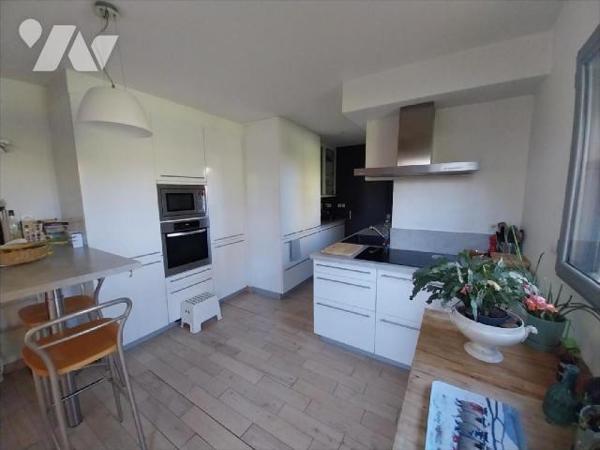 Dans un quartier résidentiel de VITRE, à vendre maison familiale d'une surface de 180 m² habita...