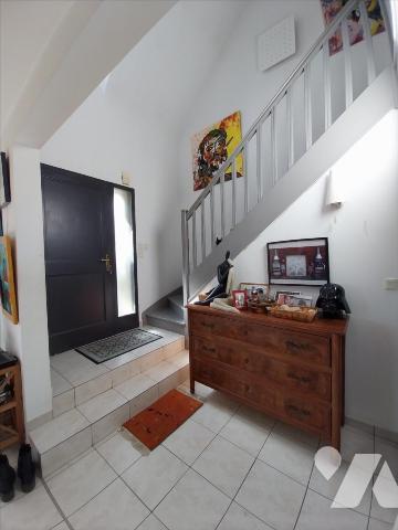 Dans un quartier résidentiel de VITRE, à vendre maison familiale d'une surface de 180 m² habita...