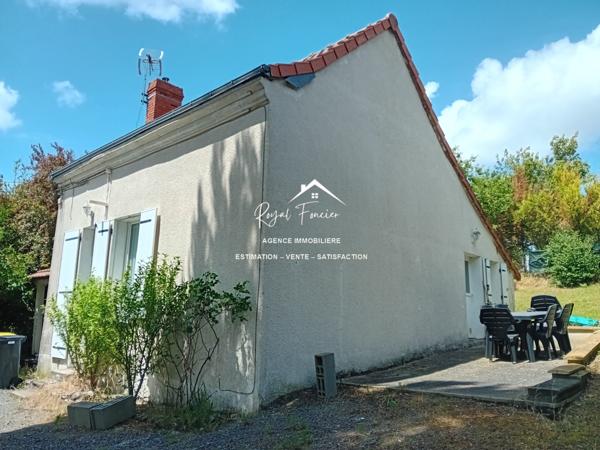 Vue sur la terrasse, le jardin clos avec arbres