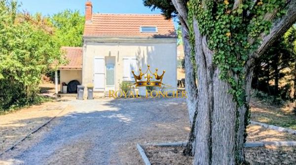 Vue sur la terrasse, le jardin clos avec arbres