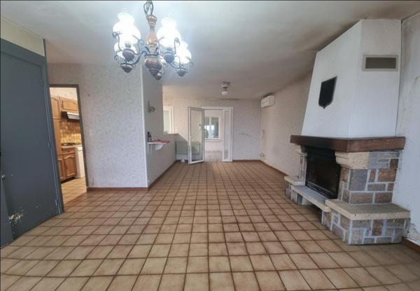 Sur les hauteurs de Bonnes, maison a rafraichie avec grand terrain.