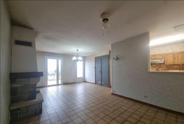 Sur les hauteurs de Bonnes, maison a rafraichie avec grand terrain.