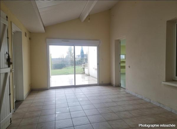 Sur les hauteurs de Bonnes, maison a rafraichie avec grand terrain.