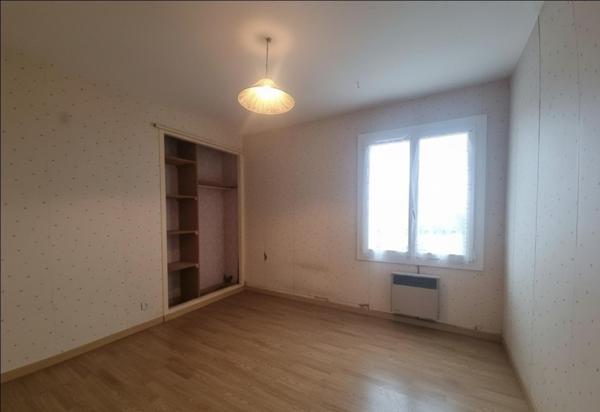 Sur les hauteurs de Bonnes, maison a rafraichie avec grand terrain.