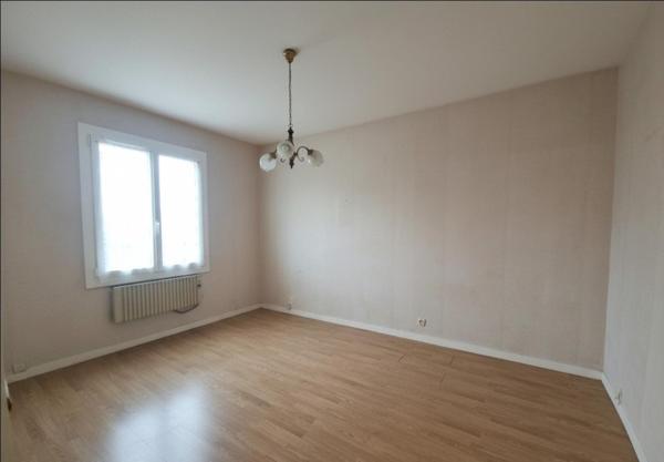 Sur les hauteurs de Bonnes, maison a rafraichie avec grand terrain.