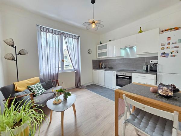 Appartement 2 chambres, accès gare, commerces à pied