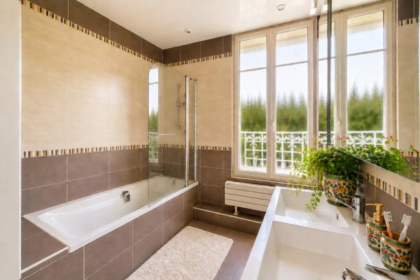 Maison
         6 pièces
        - 145 m² Exclusivité 660 000 € *