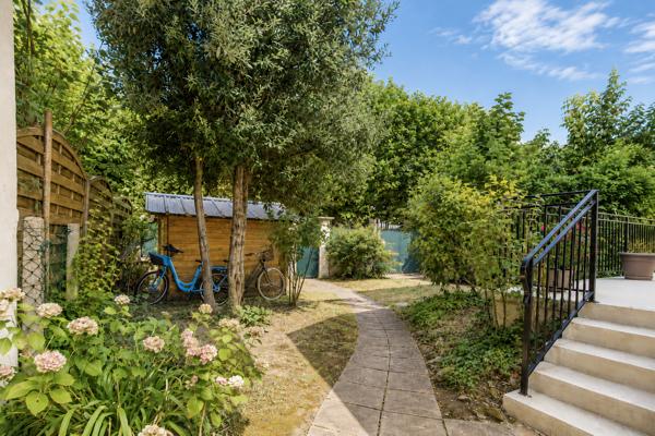 Maison
         6 pièces
        - 145 m² Exclusivité 660 000 € *