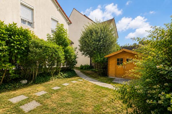 Maison
         6 pièces
        - 145 m² Exclusivité 660 000 € *