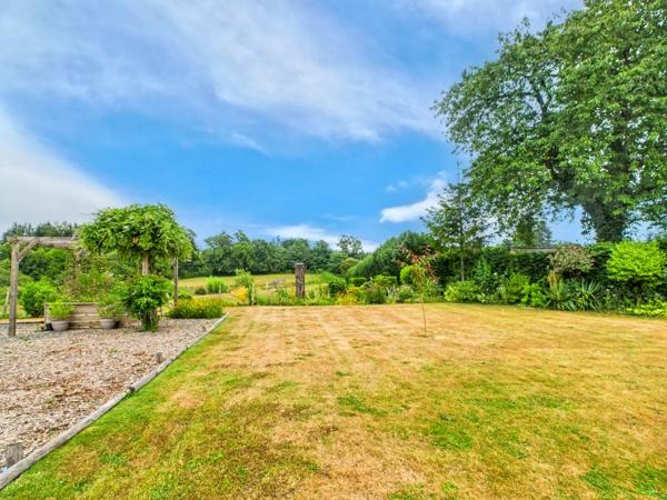 Propriété de charme avec lac, prairie, piscine et dépendances
