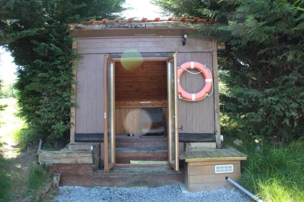 Propriété de charme avec lac, prairie, piscine et dépendances