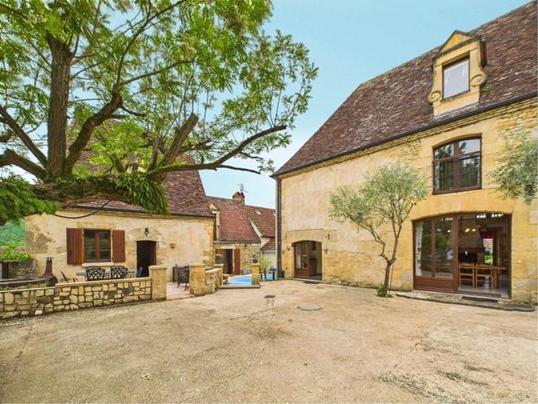 Un ensemble pittoresque de propriétés niché au cœur du Périgord Noir près de Beynac