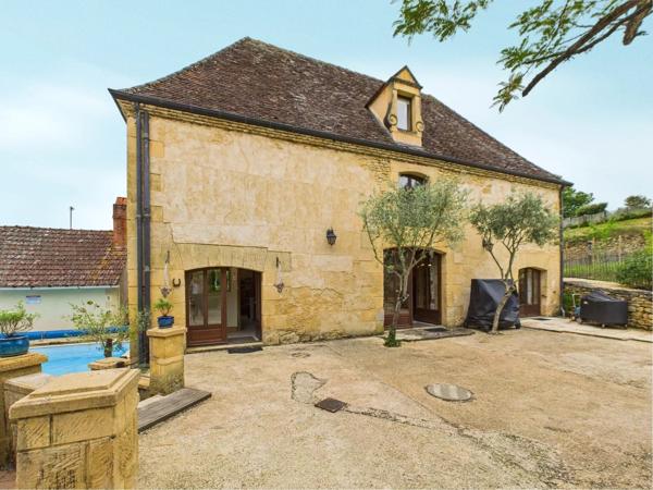 Un ensemble pittoresque de propriétés niché au cœur du Périgord Noir près de Beynac