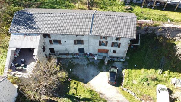 Corp de ferme rénové T8 d'environ 210 m² habitables et 100m² de sous-sol / garage, sur une parcelle de 1262m²