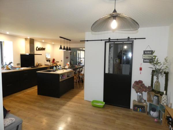 Corp de ferme rénové T8 d'environ 210 m² habitables et 100m² de sous-sol / garage, sur une parcelle de 1262m²