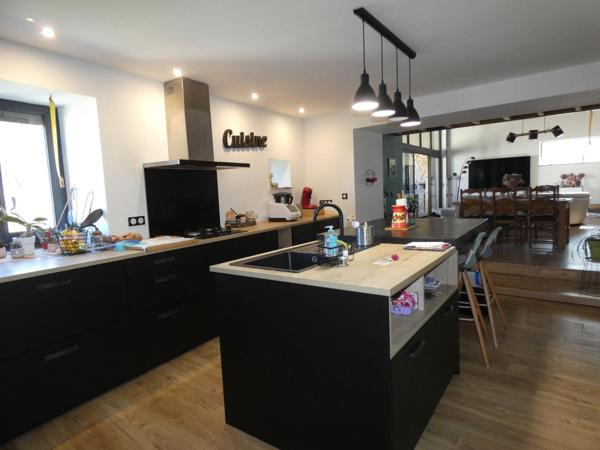 Corp de ferme rénové T8 d'environ 210 m² habitables et 100m² de sous-sol / garage, sur une parcelle de 1262m²